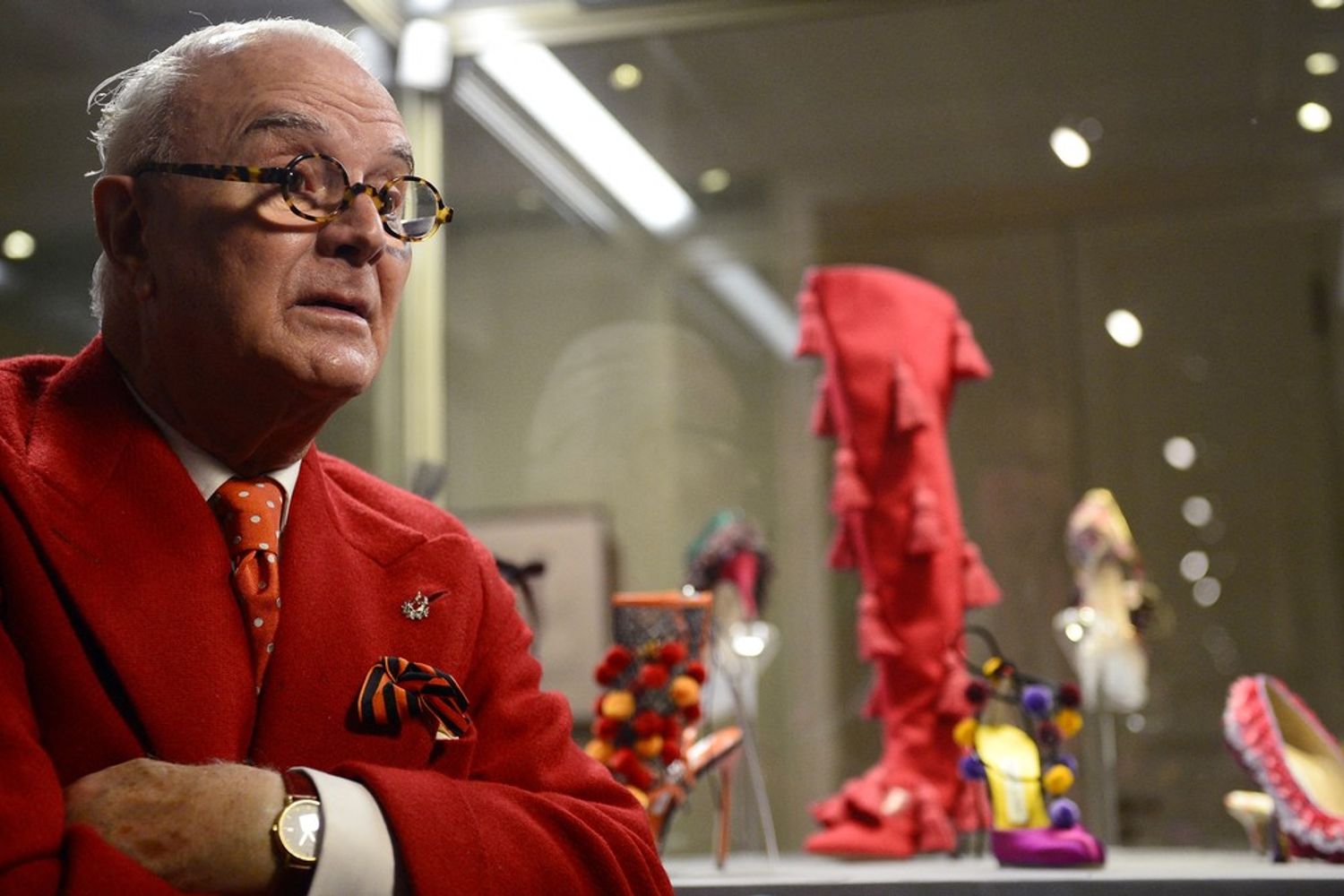 Manolo Blahnik con uno dei suoi modelli