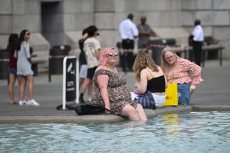 Londinesi si rinfrescano a Trafalgar Square