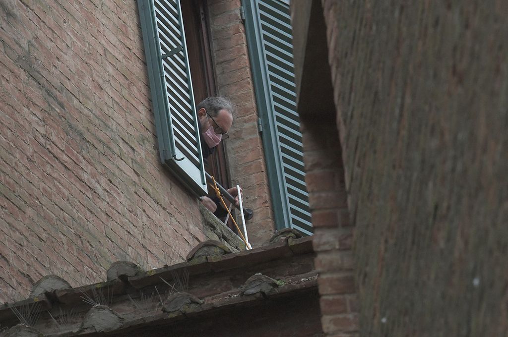 Gli esami degli investigatori dalla finestra dell'ufficio di David Rossi a Siena&nbsp;