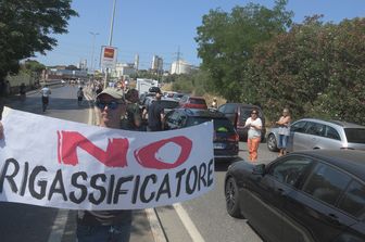 Proteste contro il rigassificatore a Piombino