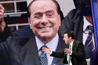 Matteo Salvini con lo sfondo di un'immagine di Silvio Berlusconi&nbsp;