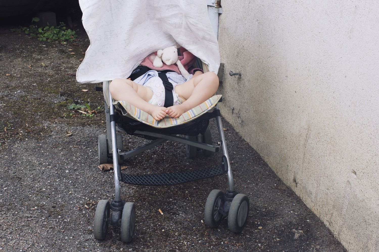 Una bambina su un passeggino