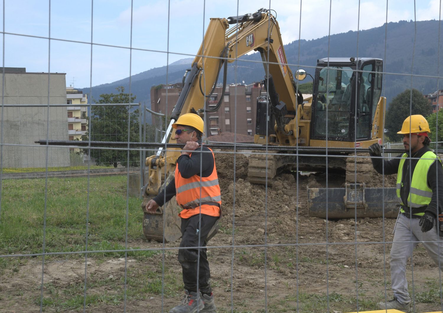 Operai al lavoro in un cantiere edile