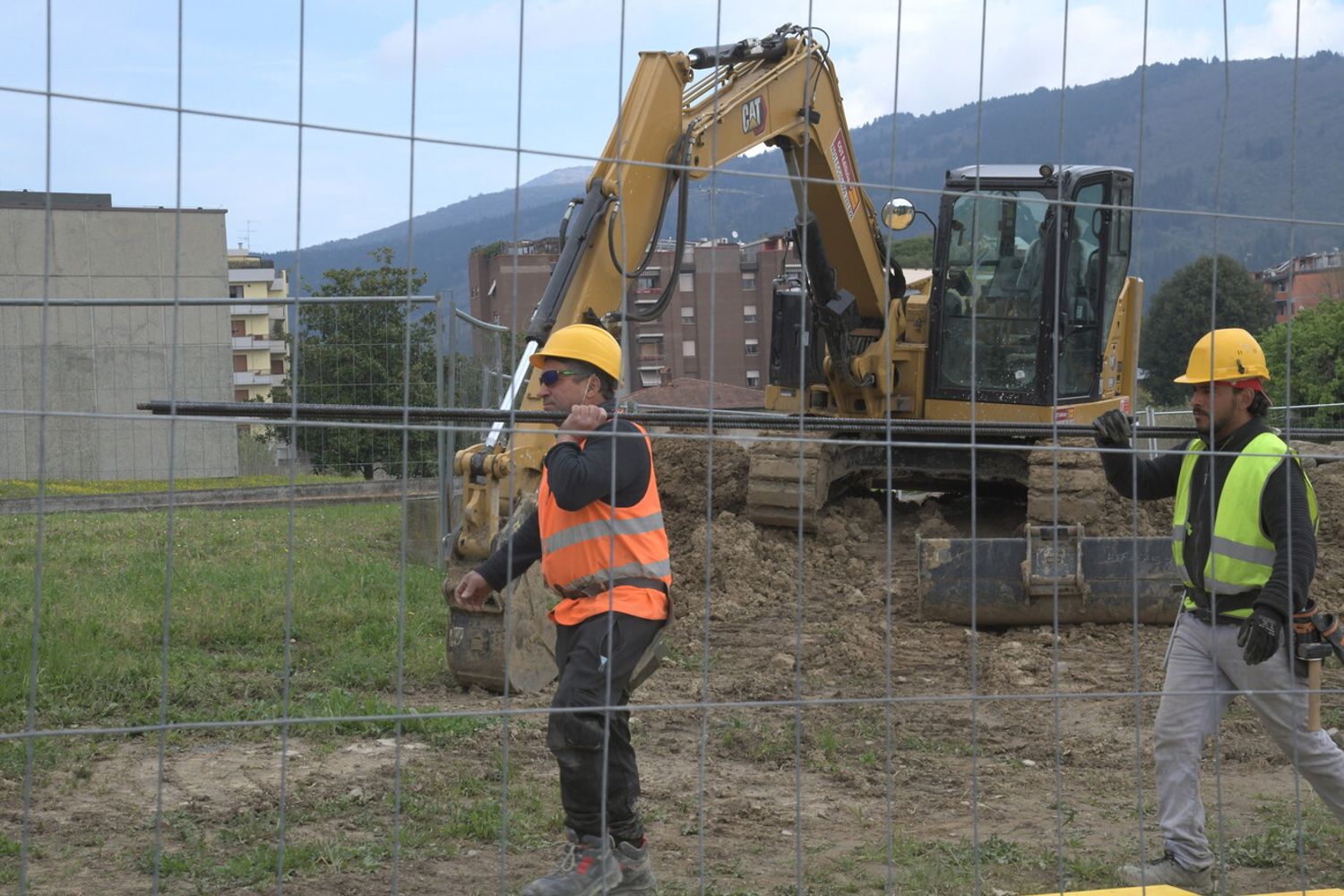 Operai al lavoro in un cantiere edile