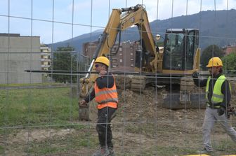 Operai al lavoro in un cantiere edile