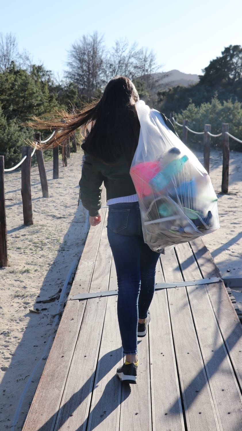 Uno dei sacchi di rifiuti raccolti dalle spiagge di Castiadas e Muravera (Sud Sardegna)