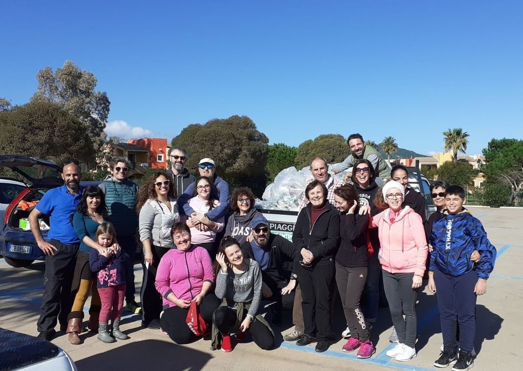 Il gruppo di volontari che ha partecipato a una giornata di pulizia delle spiagge nel Sud Sardegna