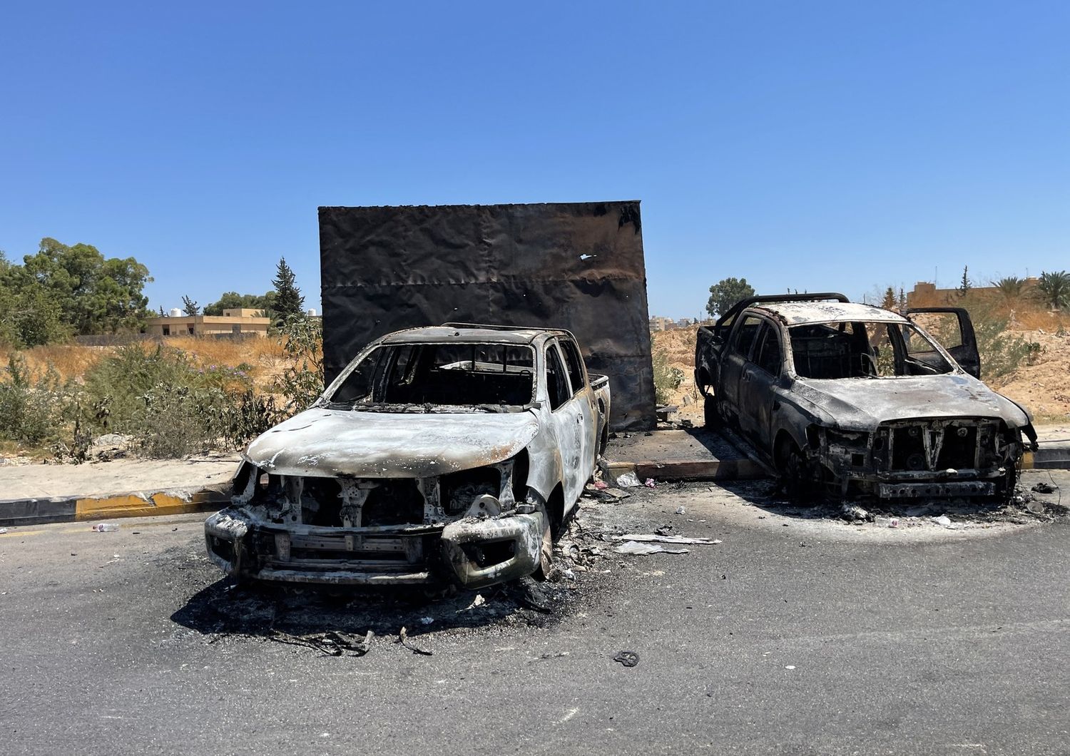 Auto distrutte negli scontri tra milizie a Tripoli&nbsp;