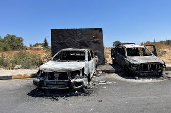 Auto distrutte negli scontri tra milizie a Tripoli&nbsp;