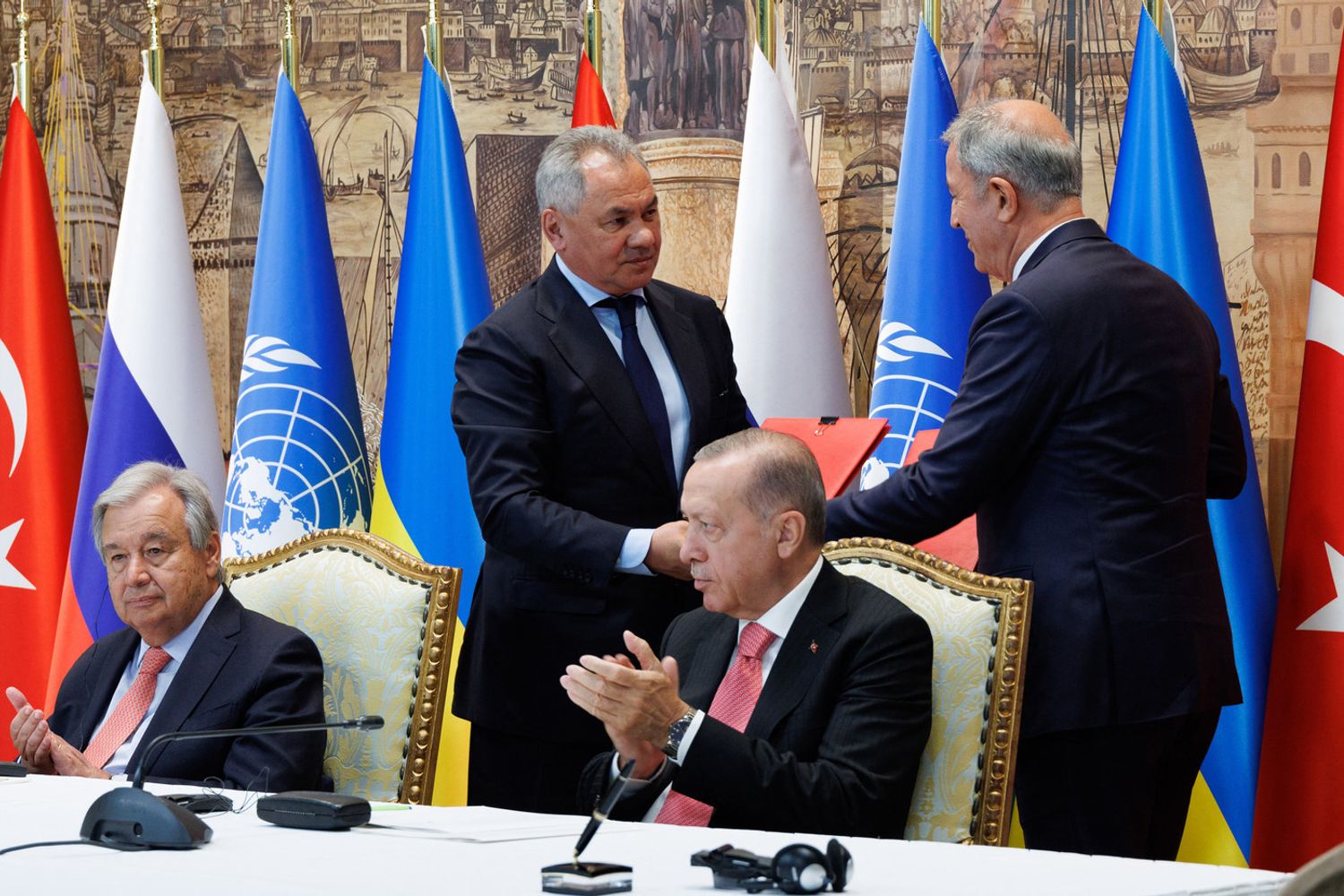 L'accordo per il trasporto del grano nel Mar Nero siglato a Istanbul &nbsp;