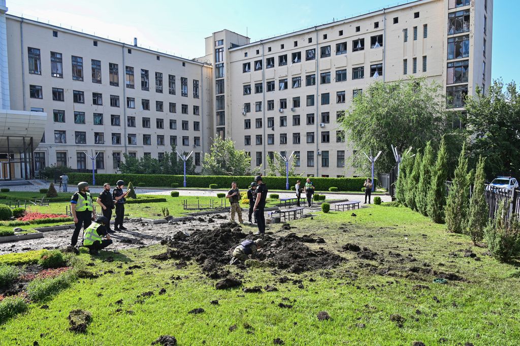 Il cratere causato dalla caduta di un missile nel cortile dell'universit&agrave; di Kharkyv