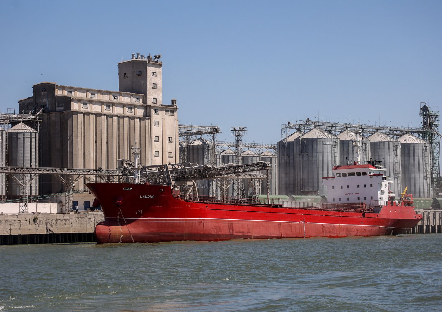 Una nave in attesa di essere caricata con il grano nel porto di Odessa