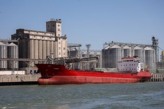 Una nave in attesa di essere caricata con il grano nel porto di Odessa