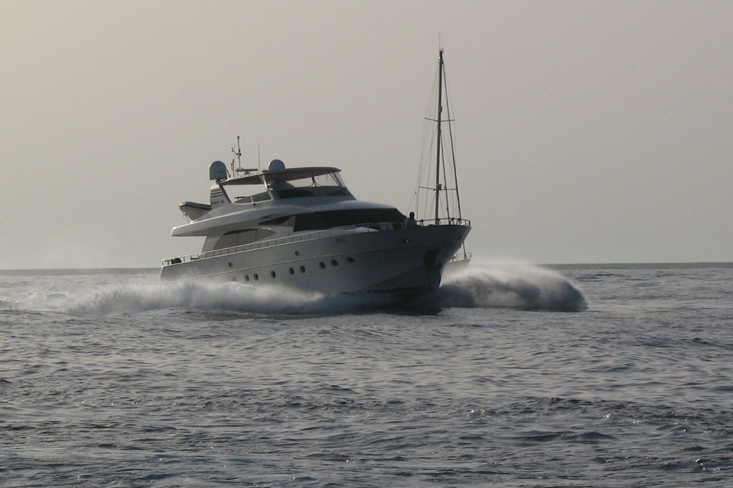 Un motoscafo e una barca a vela&nbsp;