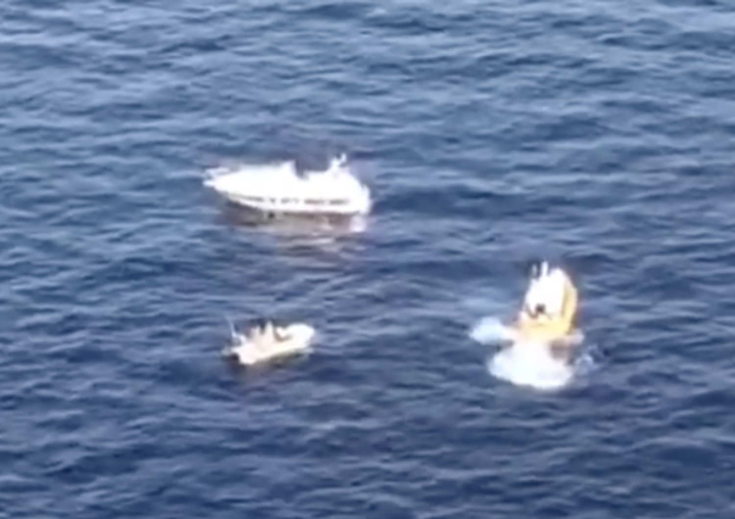 Le immagini dal luogo dello scontro tra due barche al largo dell'isola del Giglio