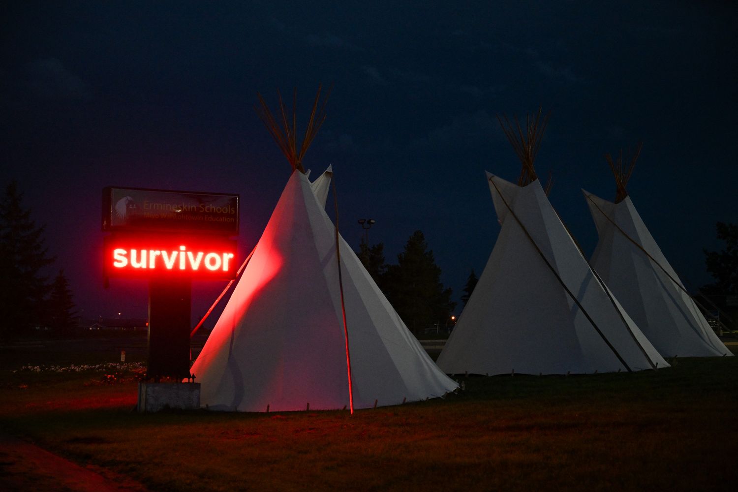 Una tenda in cui si offrono informazioni ai superstiti degli abusi nelle scuole cattoliche per gli indigeni canadesi