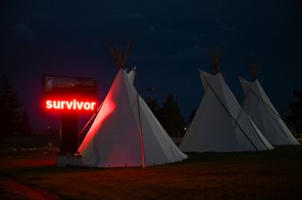 Una tenda in cui si offrono informazioni ai superstiti degli abusi nelle scuole cattoliche per gli indigeni canadesi