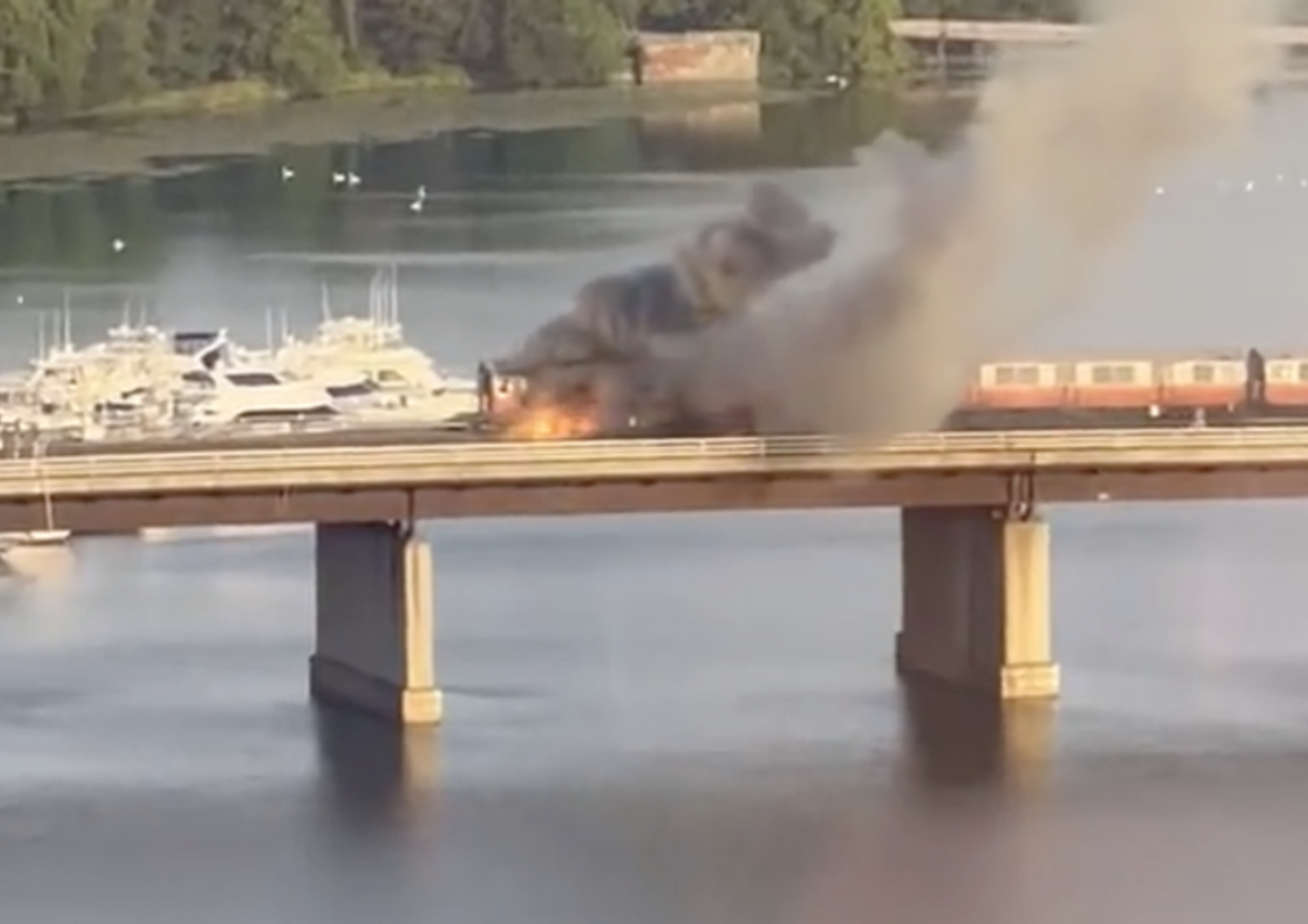 Il convoglio della metropolitana di Boston in fiamme su un ponte sul fiume Mystic&nbsp;