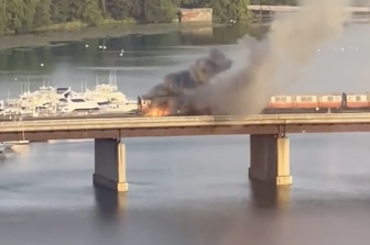 Il convoglio della metropolitana di Boston in fiamme su un ponte sul fiume Mystic&nbsp;