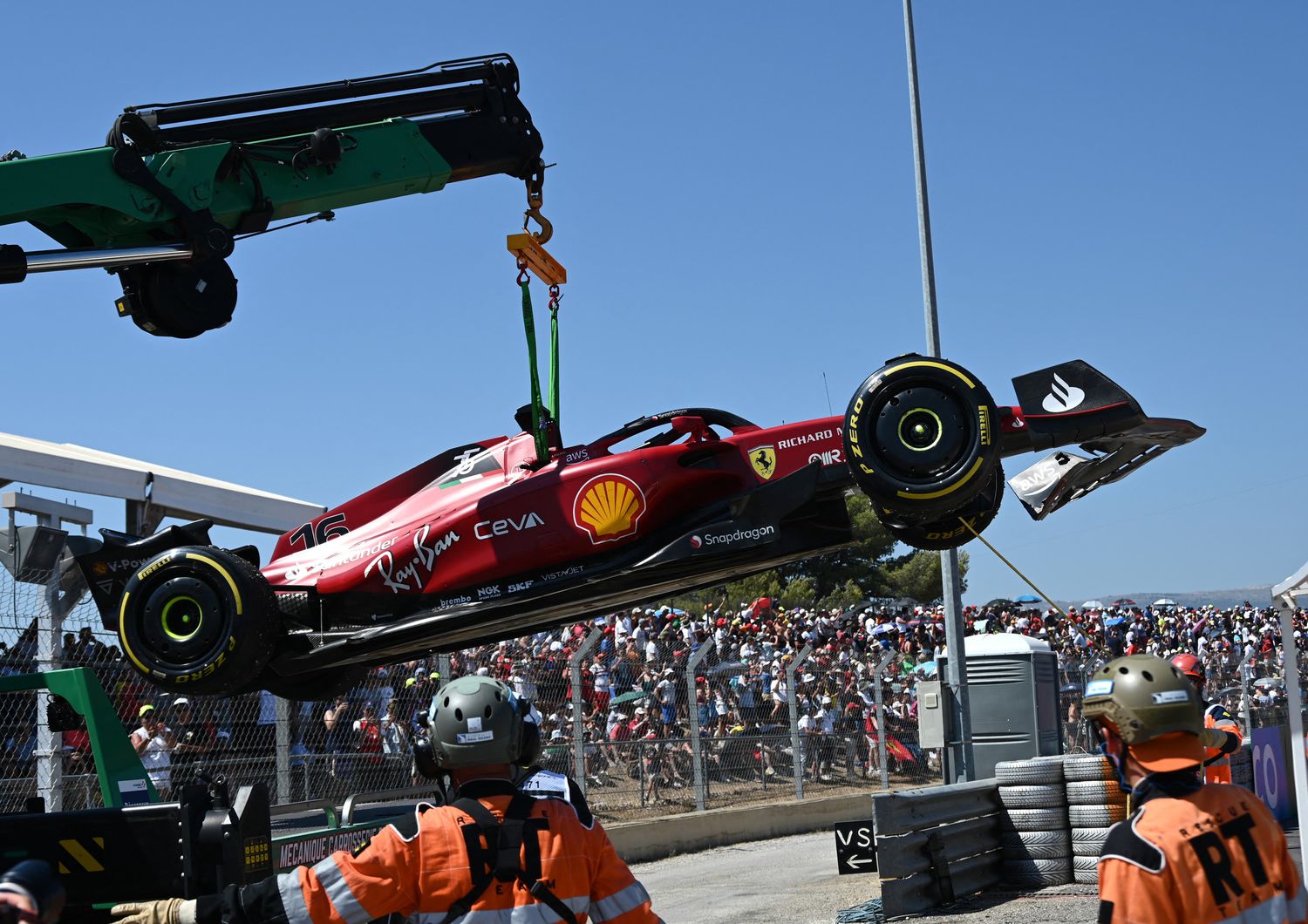 La Ferrari di Leclerc portata via dopo l'incidente al GP di Francia