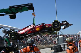 La Ferrari di Leclerc portata via dopo l'incidente al GP di Francia