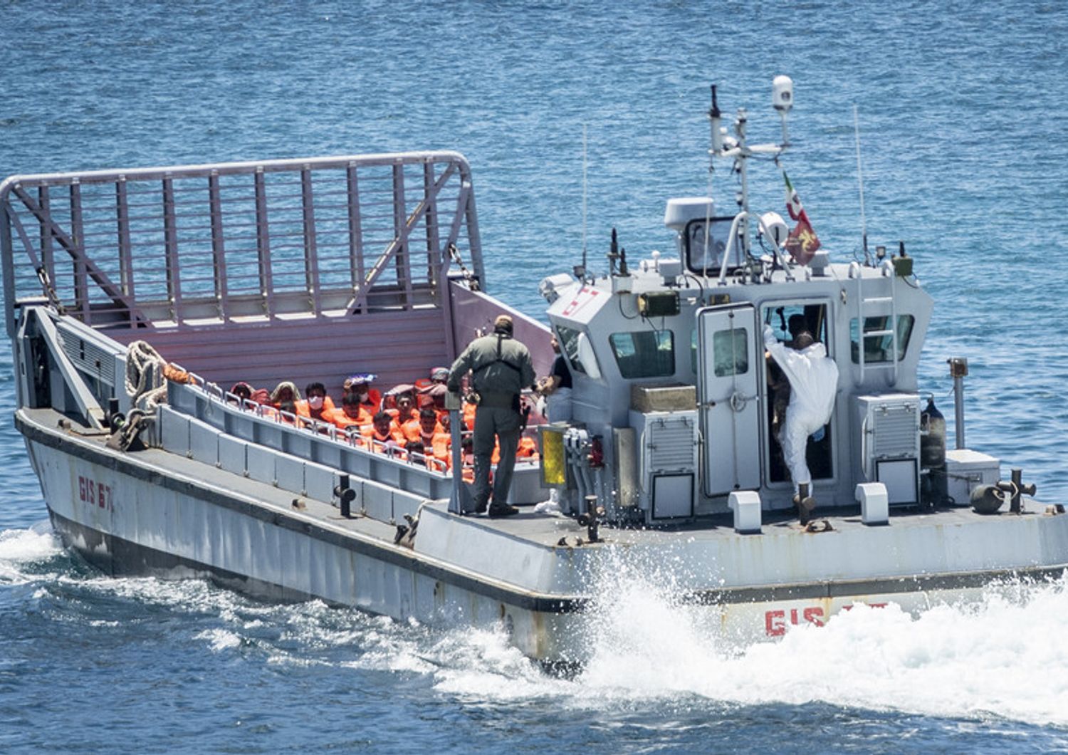 Migranti soccorsi dalla Marina Militare italiana