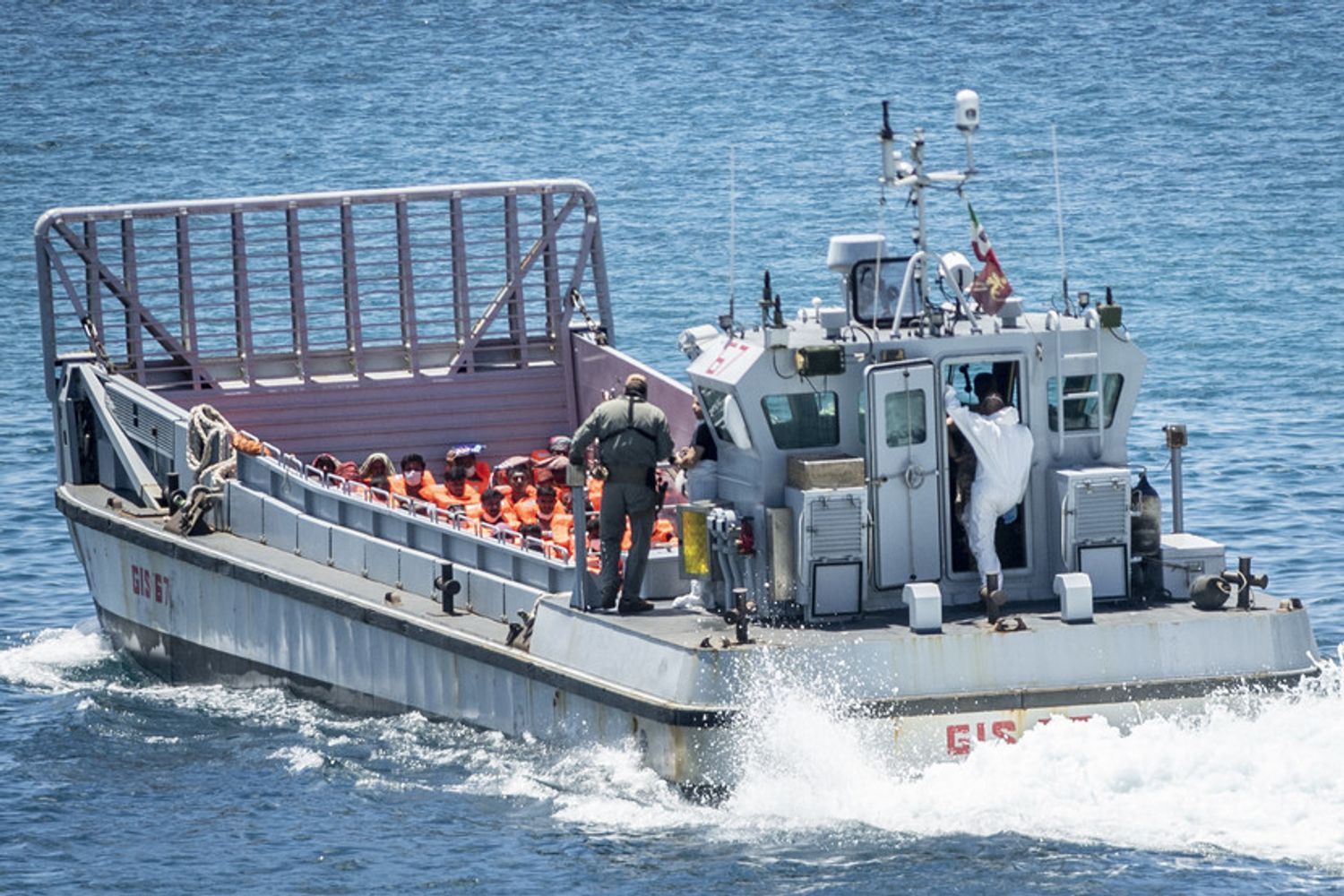 Migranti soccorsi dalla Marina Militare italiana