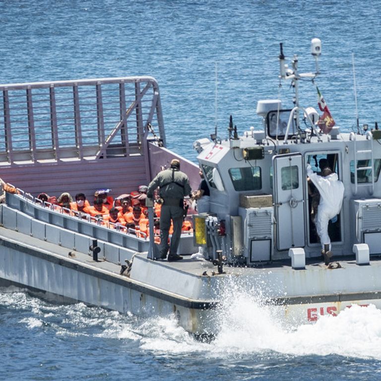 Migranti soccorsi dalla Marina Militare italiana
