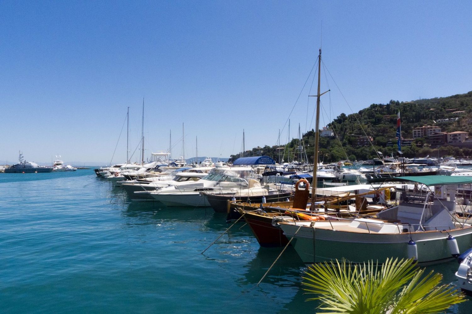 Argentario, imbarcazioni turistiche nel porto di Santo Stefano