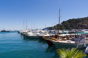 Argentario, imbarcazioni turistiche nel porto di Santo Stefano