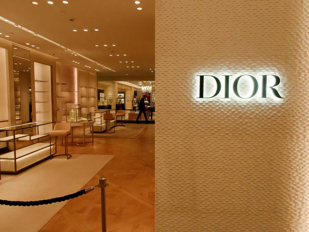 Mosca, le vetrine dei brand di lusso vuote