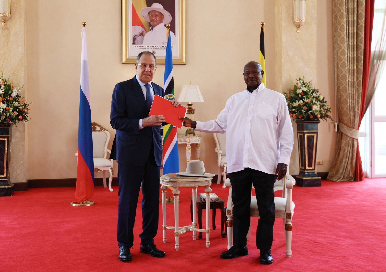 Sergei Lavrov con il presidente dell'Uganda&nbsp;Yoweri Museveni