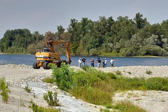 L'escavatore bloccato dalle proteste&nbsp;