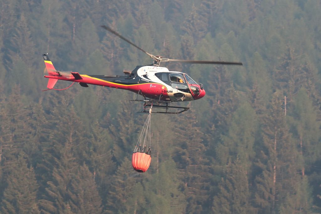 Incendi in Toscana, intervento aereo