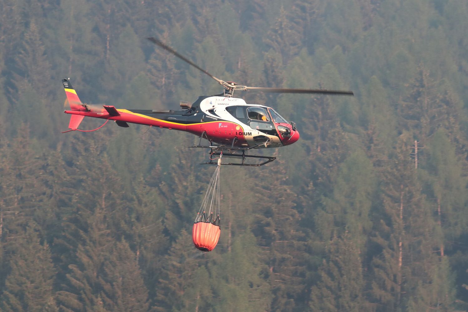 Incendi in Toscana, intervento aereo