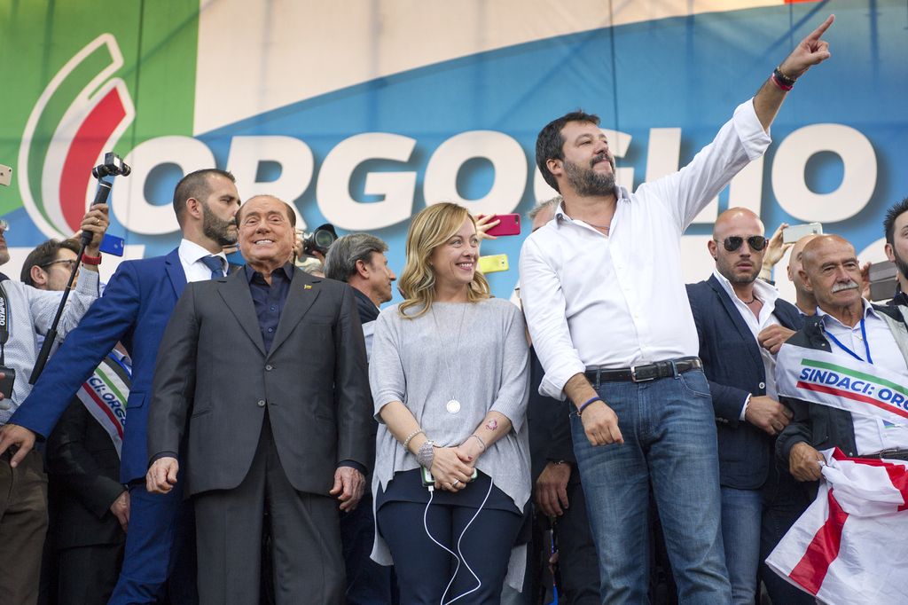 Berlusconi, Meloni e Salvini insieme a una manifestazione del centrodestra