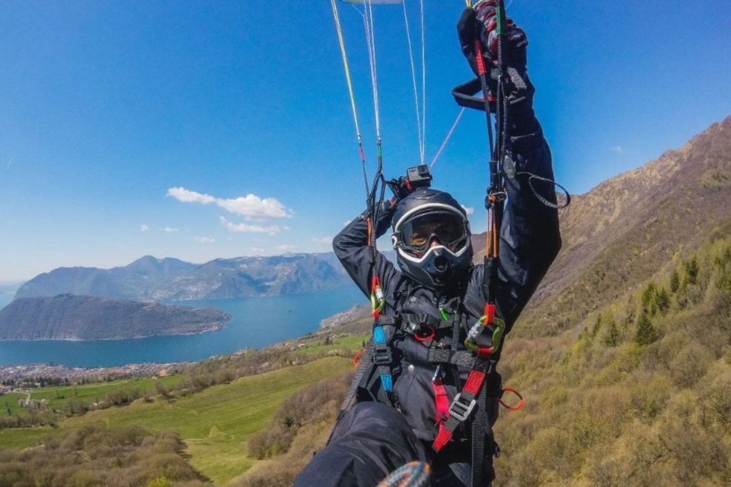 Un'immagine di Vic mentre fa parapendio