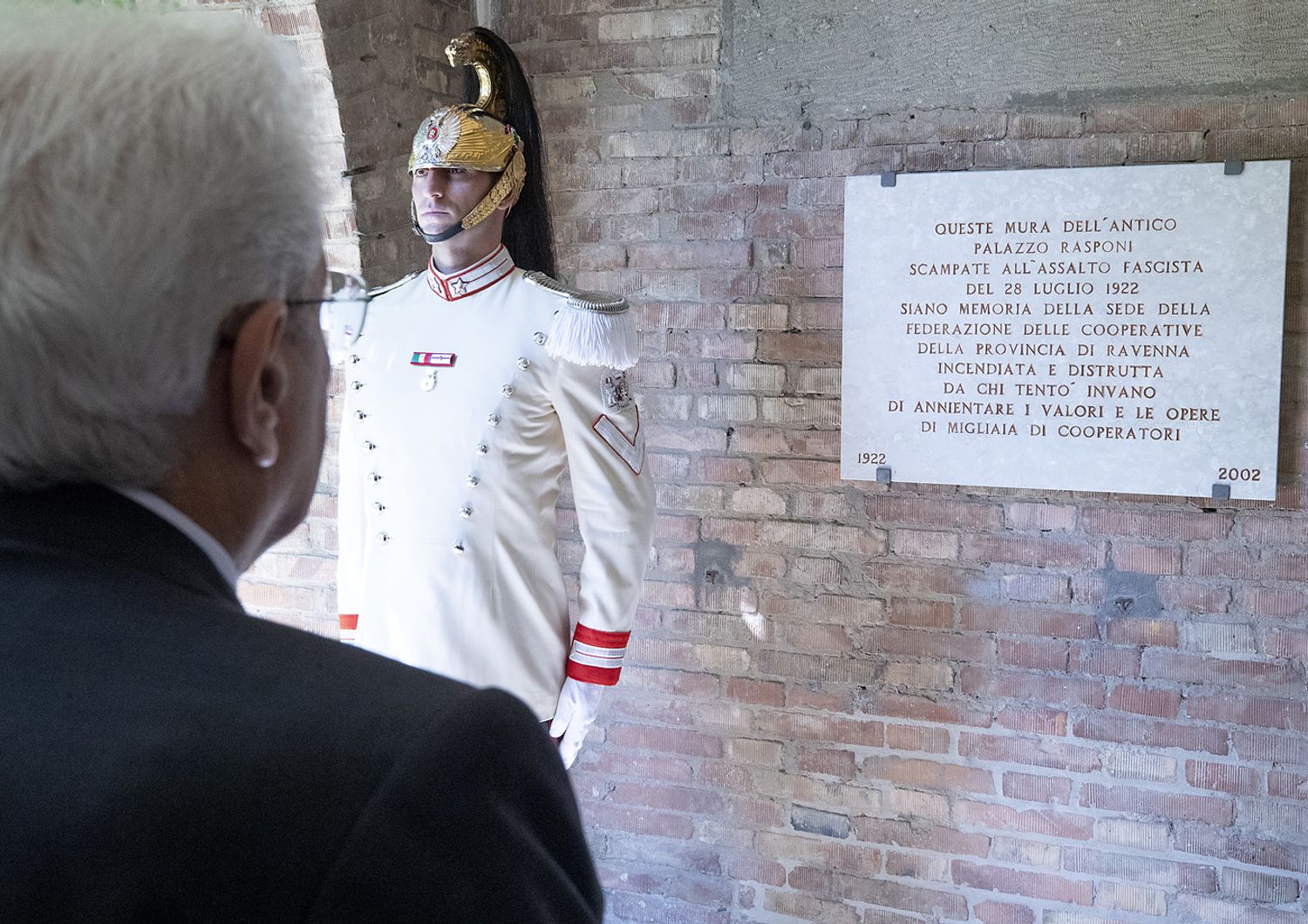 Ravenna, il Presidente Sergio Mattarella dinanzi alla targa commemorativa dell&rsquo;assalto fascista alla sede della Federazione delle Cooperative