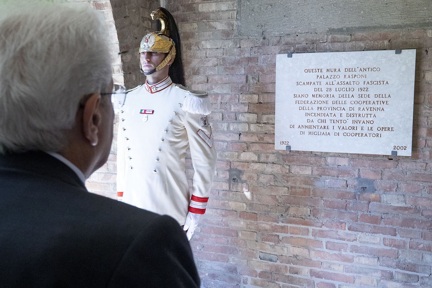 Ravenna, il Presidente Sergio Mattarella dinanzi alla targa commemorativa dell&rsquo;assalto fascista alla sede della Federazione delle Cooperative