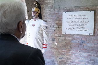 Ravenna, il Presidente Sergio Mattarella dinanzi alla targa commemorativa dell&rsquo;assalto fascista alla sede della Federazione delle Cooperative