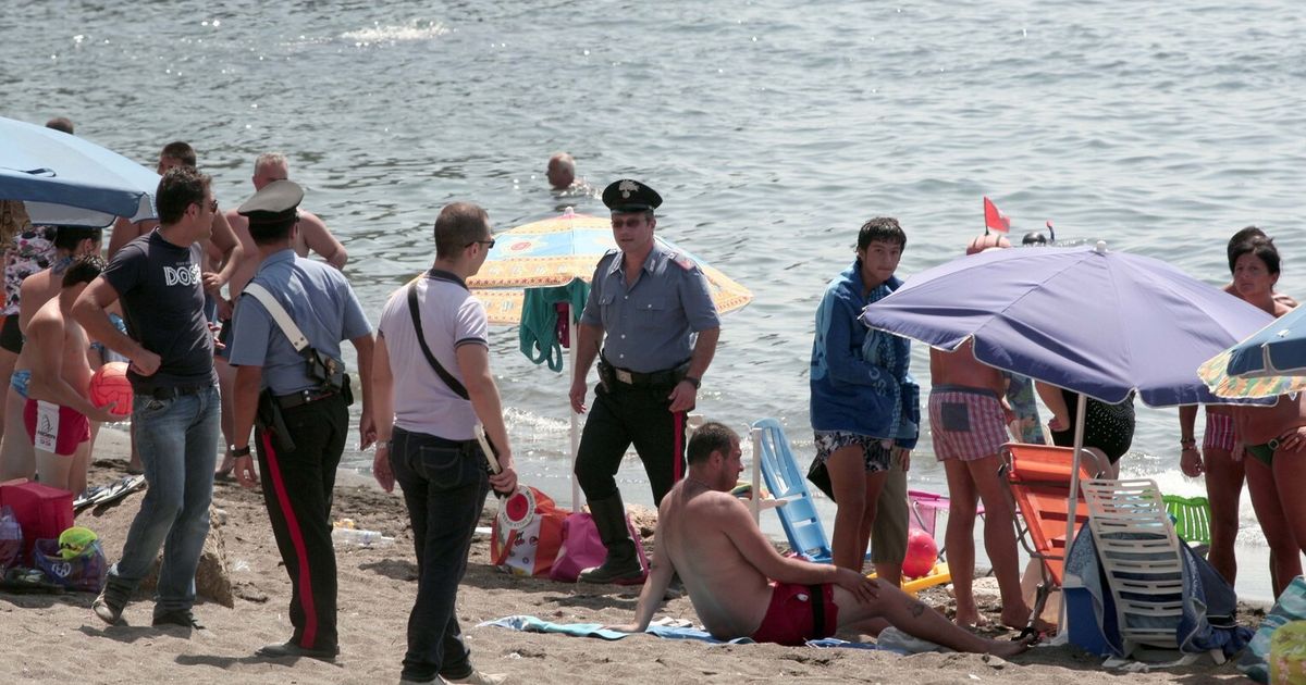 Lite tra giovani in spiaggia, un morto e un fermo nel napoletano