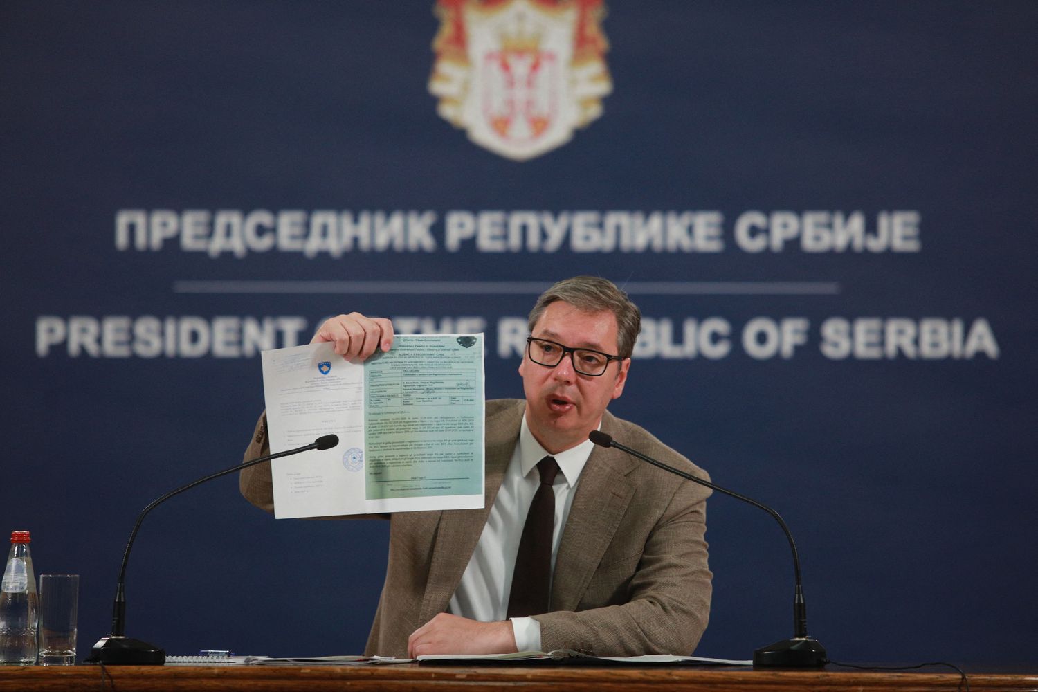 Il presidente serbo Aleksandar Vucic durante il discorso alla nazione in Tv