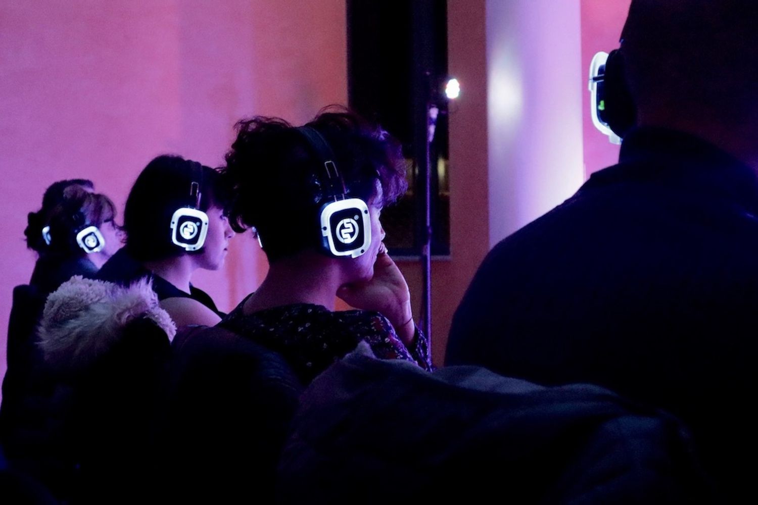 Spettatori di un silent concert&nbsp;