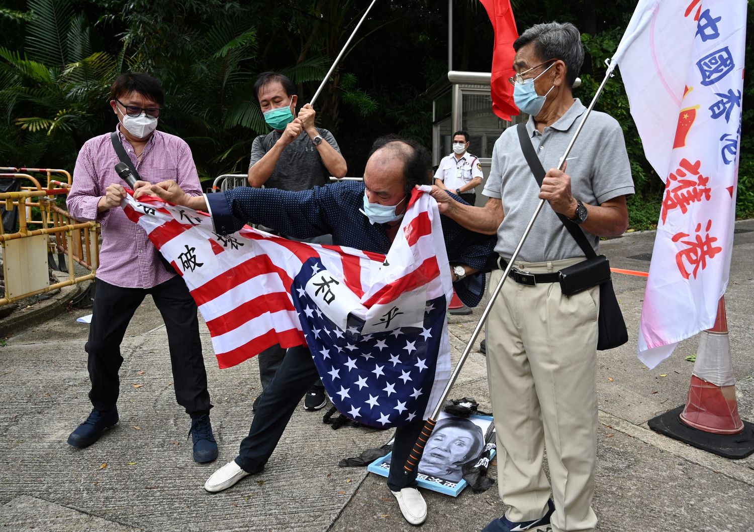 Manifestanti filo-cinesi protestano per la visita di Pelosi a Taiwan