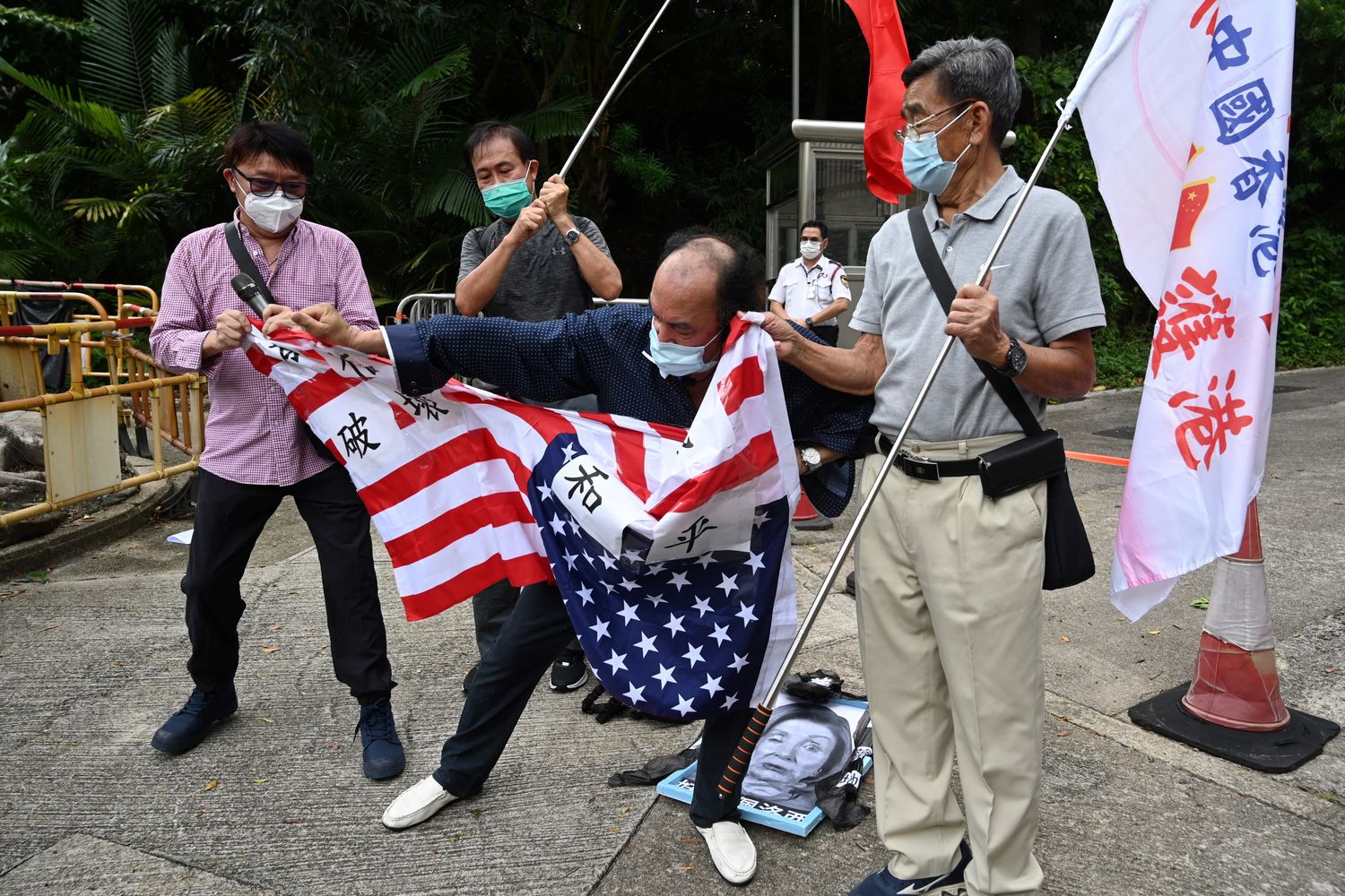 Manifestanti filo-cinesi protestano per la visita di Pelosi a Taiwan