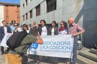 &nbsp;Marco Cappato davanti alla caserma di Milano dove si &egrave; autodenunciato&nbsp;