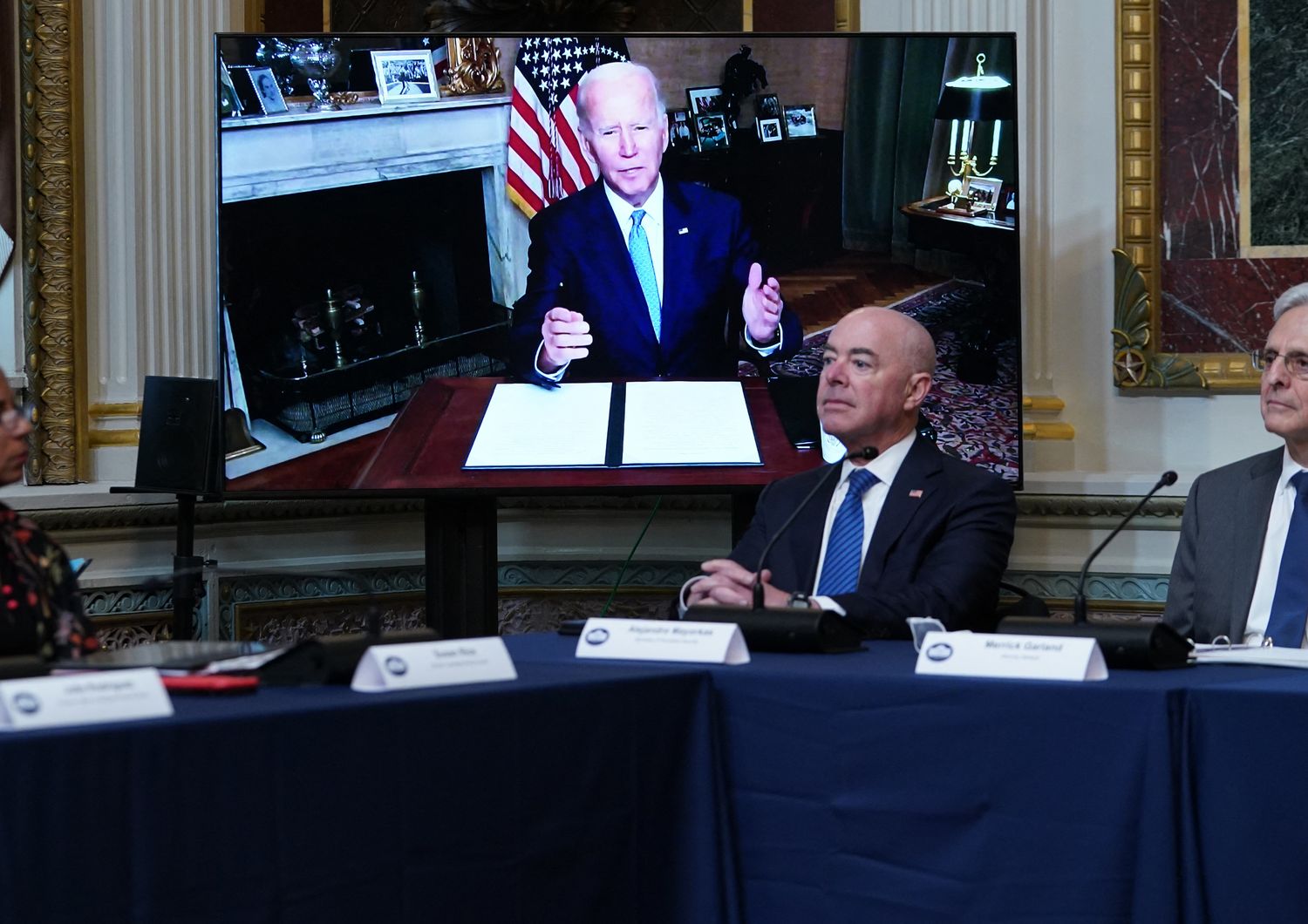 Il presidente Usa Joe Biden, in isolamento per Covid, firma l'ordine esecutivo sui viaggi per le donne che vogliono abortire