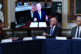 Il presidente Usa Joe Biden, in isolamento per Covid, firma l'ordine esecutivo sui viaggi per le donne che vogliono abortire