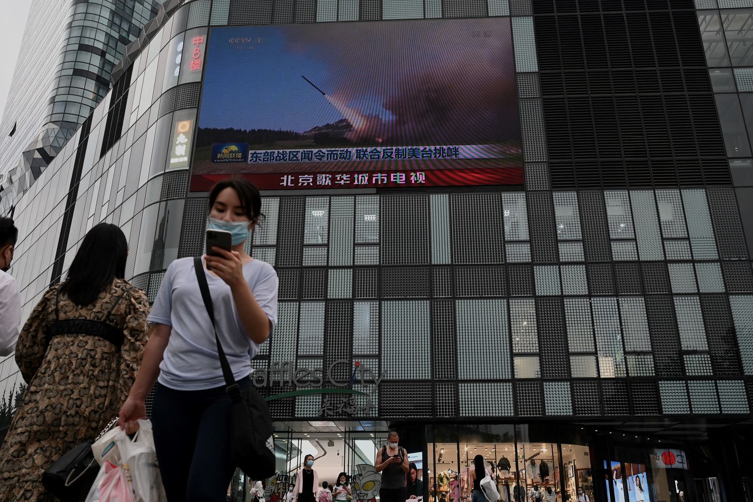 Un maxischermo a Pechino per mostrare l'esercitazione