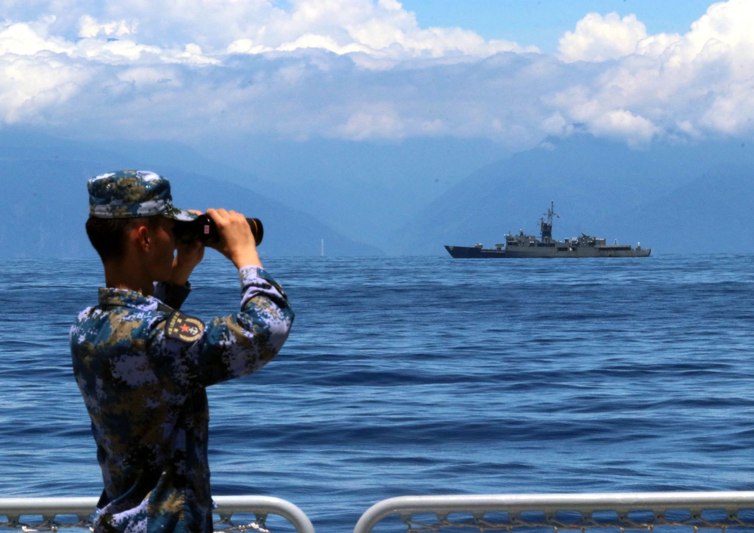 Soldato osserva esercitazioni militari intorno all&rsquo;isola di Taiwan